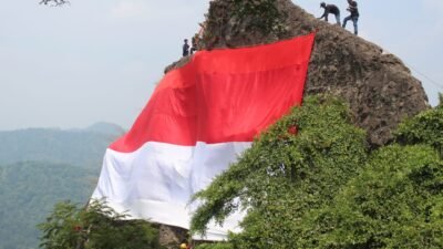 Danramil dan Camat Rumpin Saksikan Pengibaran Bendera Raksasa di Puncak Gunung Munara