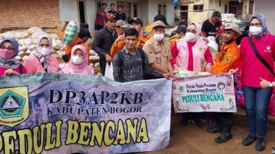 DP3AP2KB Bersama DWP Kabupaten Bogor Bantu Korban Bencana Banjir dan Longsor di Cibunian