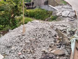 Warga Keluhkan Tumpukan Beton Beku di Lokasi Proyek Peningkatan Jalan Cihideung Maseng