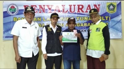 Pemdes Jambu Luwuk Fasilitasi PT. Pos Indonesia Salurkan BLT BBM
