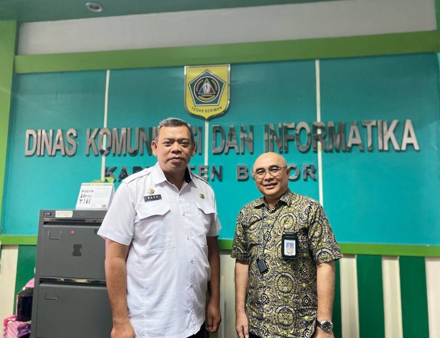 Gambar: Bayu Ramawanto Kepala Dinas Kominfo Kabupaten Bogor (kiri) bersama Ondrio Mas Kepala Cabang BPJS Kesehatan Cibinong (kanan)