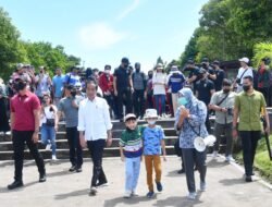 Momen Presiden Jokowi Ajak Cucu Wisata ke Candi Prambanan