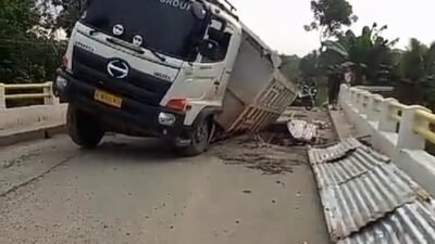 Sempat Diperbaiki, Jembatan Cidangdeur 2 Amblas Lagi. Truk Tambang “Nyungsep”