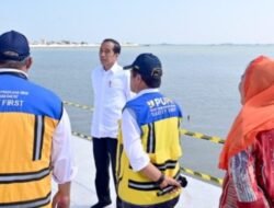 Jokowi Bersama Iriana Jokowi Tinjau Proyek Pengendalian Banjir Rob di Tambak Lorok 