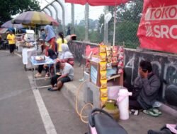 Jembatan Tol Cijambu Jadi Pusat Jajanan & Kuliner Masyarakat Kecil