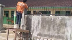 Pasca Diberitakan Mangkrak, Proyek Pemagaran SDN Pangradin 02 Akhirnya Dikerjakan Lagi