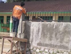 Pasca Diberitakan Mangkrak, Proyek Pemagaran SDN Pangradin 02 Akhirnya Dikerjakan Lagi